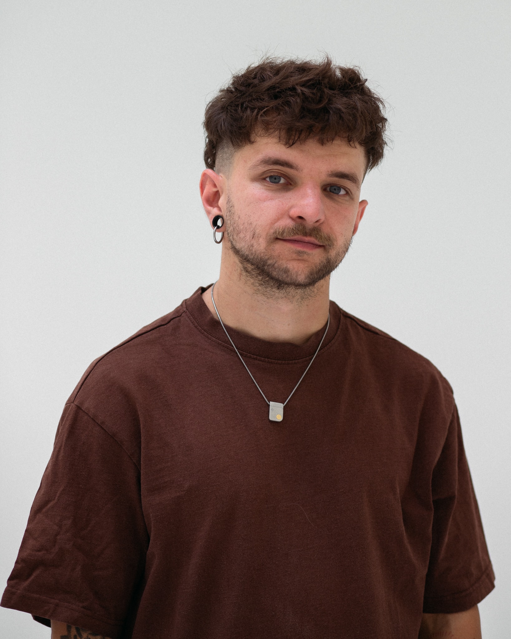 Handstand Trainer Robin in einem Bewegungsraum in Studio