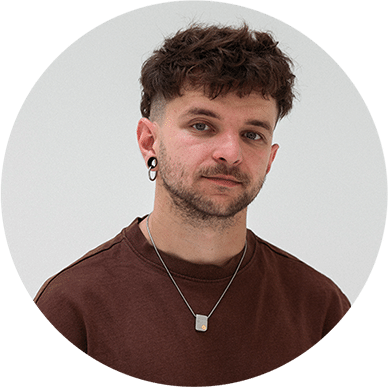 Protrait von Robin in einem Bewegungsraum in Luzern für den Handstand Online Workshop